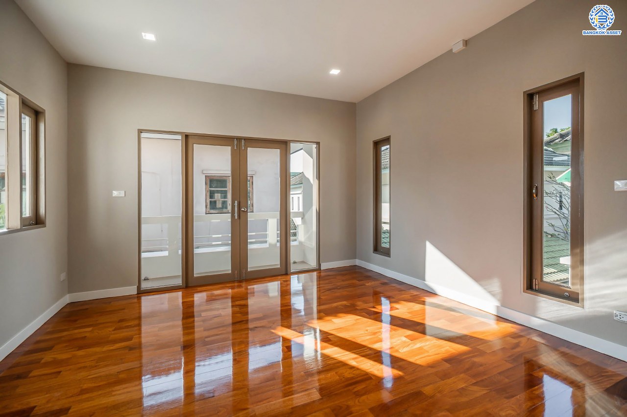 บ้านมือสองตกแต่งใหม่ ดีไซน์สวย โครงการ ซันไรซ์กรีน นวมินทร์ เนื้อที่ 75 ตร.ว. พื้นที่ใช้สอยมากถึง 338 ตร.ม. พร้อมฟังก์ชัน 4 ห้องนอน 4 ห้องน้ำ 1 ห้องแม่บ้าน จอดรถได้ 2 คัน รองรับทุกกิจกรรม บนทำเลเชื่อมต่อหลายเส้นทาง ใกล้รถไฟฟ้าสายสีชมพู "สถานีรามอินทรา" และจุดขึ้นทางด่วน "เอกมัย-รามอินทรา"